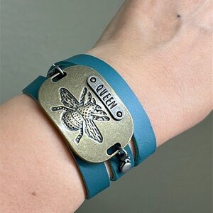 🖤NWOT💕QUEEN BEE teal blue wrapping bracelet